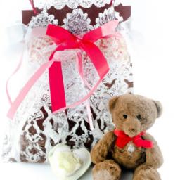 Surprise your loved one with a beautifully decorated Valentine's Day gift bag.