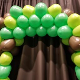 Take your Minecraft party decorations to the next level with a stunning balloon arch!