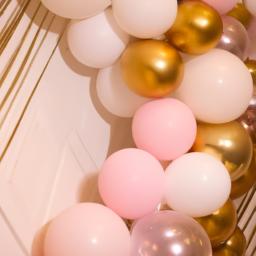 Add a touch of elegance to your birthday party with this stunning balloon garland