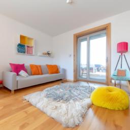 Make your small living room feel more spacious with a bright and cheerful color scheme that brings in plenty of natural light. #smalllivingroom #brightcolors #cheerfuldecor